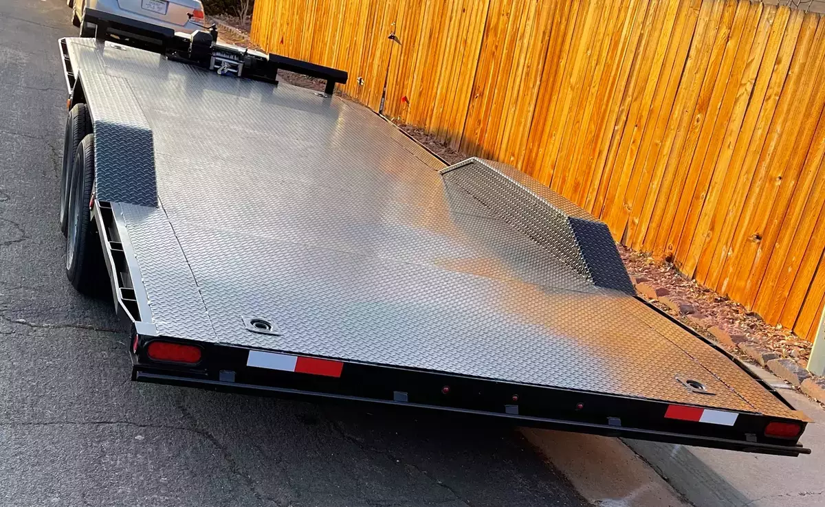 Choosing Between Leasing vs. Renting a Flatbed Trailer