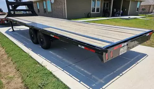 Follow These 8 Steps to Hitch a Gooseneck Flatbed Trailer Correctly