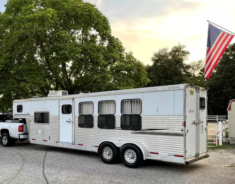 2006 exiss 4 horse with living quarters 
