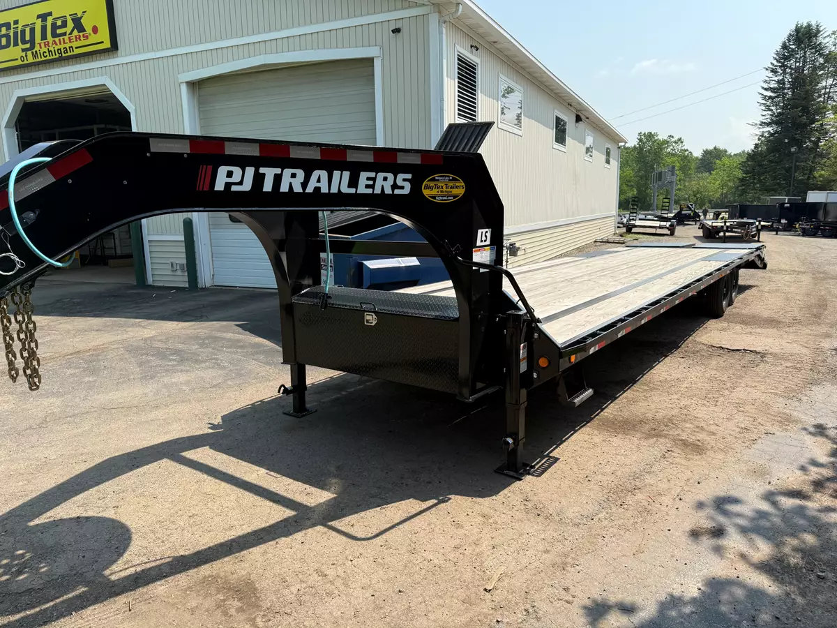 36' x 8.5' Gooseneck Flatbed Trailer