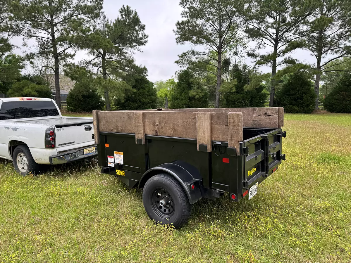 5X8ft Dump trailer easy to maneuver w Small SUV or truck 3600 load 2.5 ton