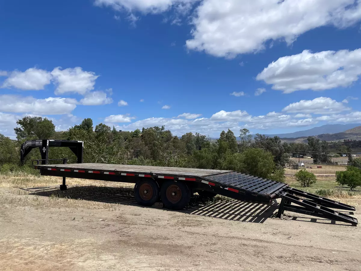 26FT Gooseneck Trailer for rent