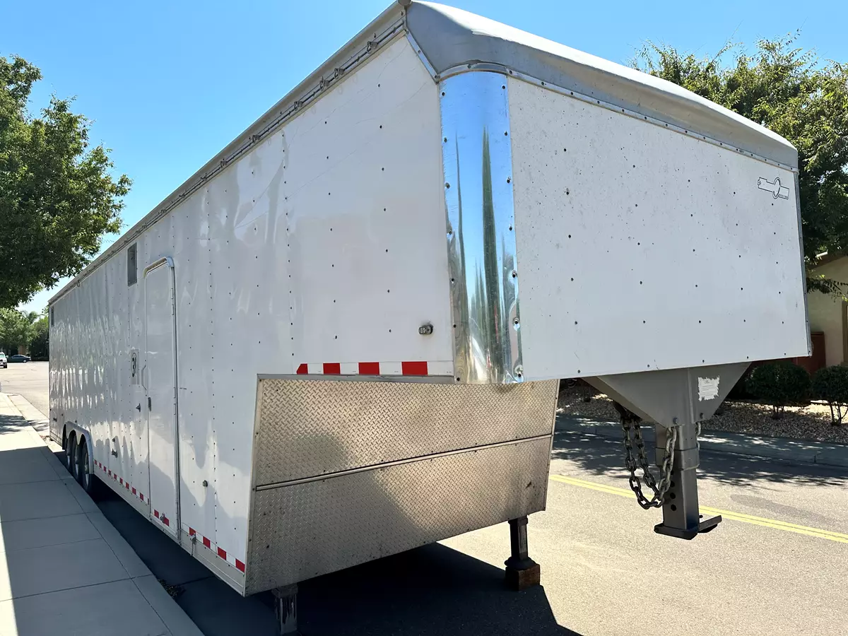 40ft Enclosed Gooseneck