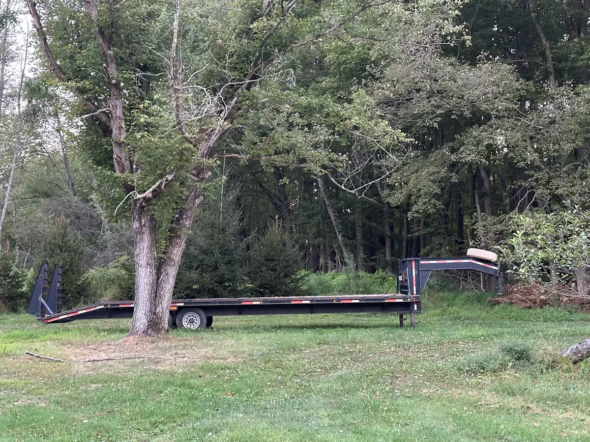 32’ Dovetail Flatbed Trailer