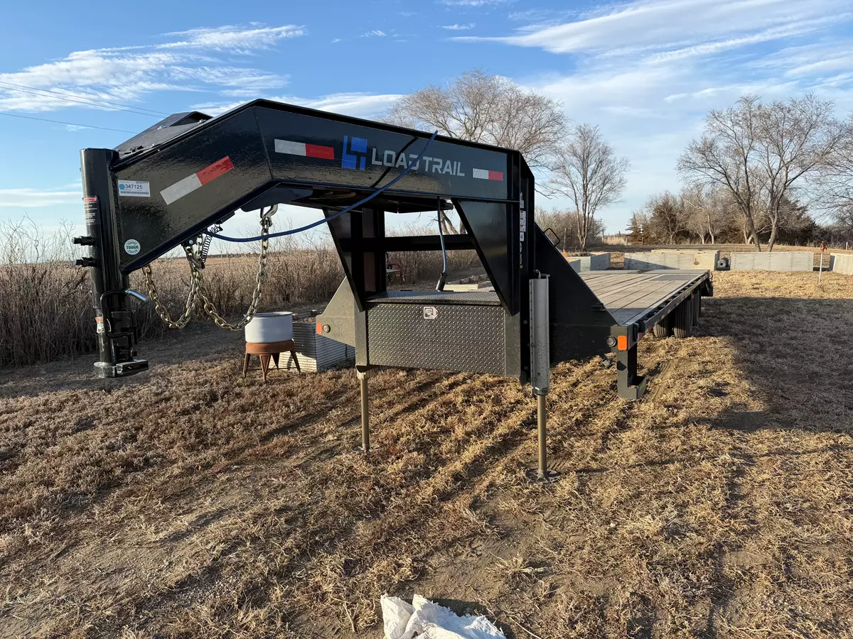 102" x 32' Gooseneck Flatbed Trailer
