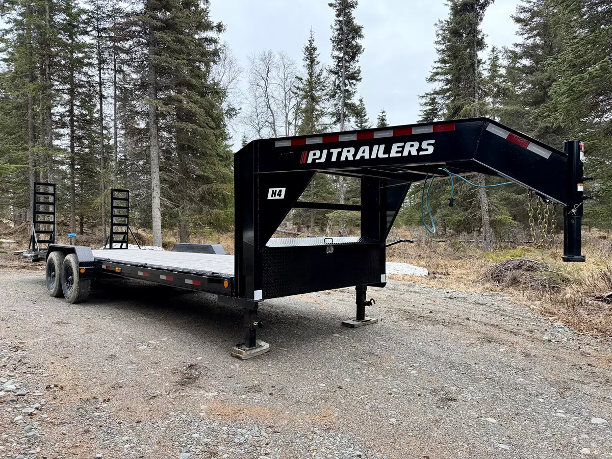 24' x 8.5' Gooseneck Flatbed Trailer