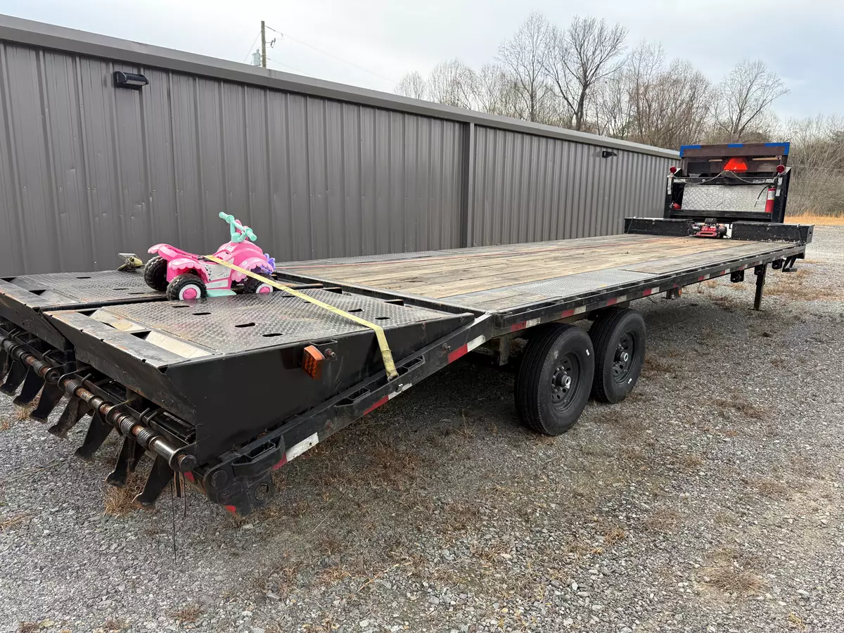30ft Flatbed Trailer with Mega Ramps
