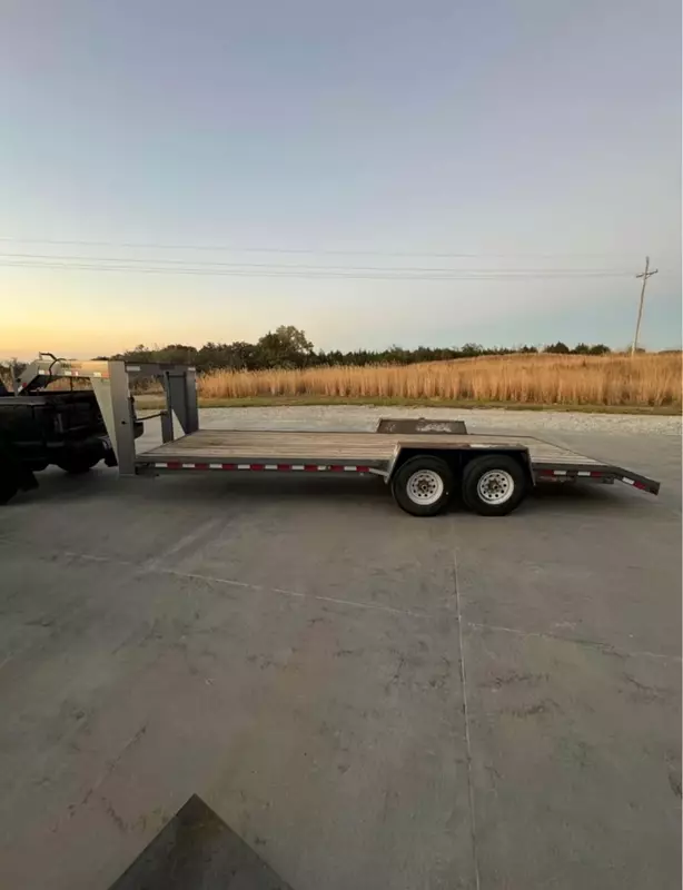 22’ Gooseneck Car Hauler