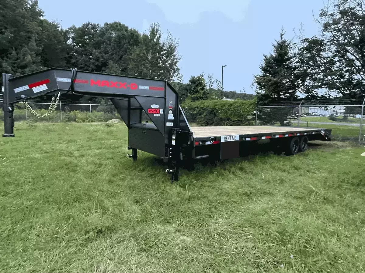 28' Gooseneck Flatbed w/ Max Ramps