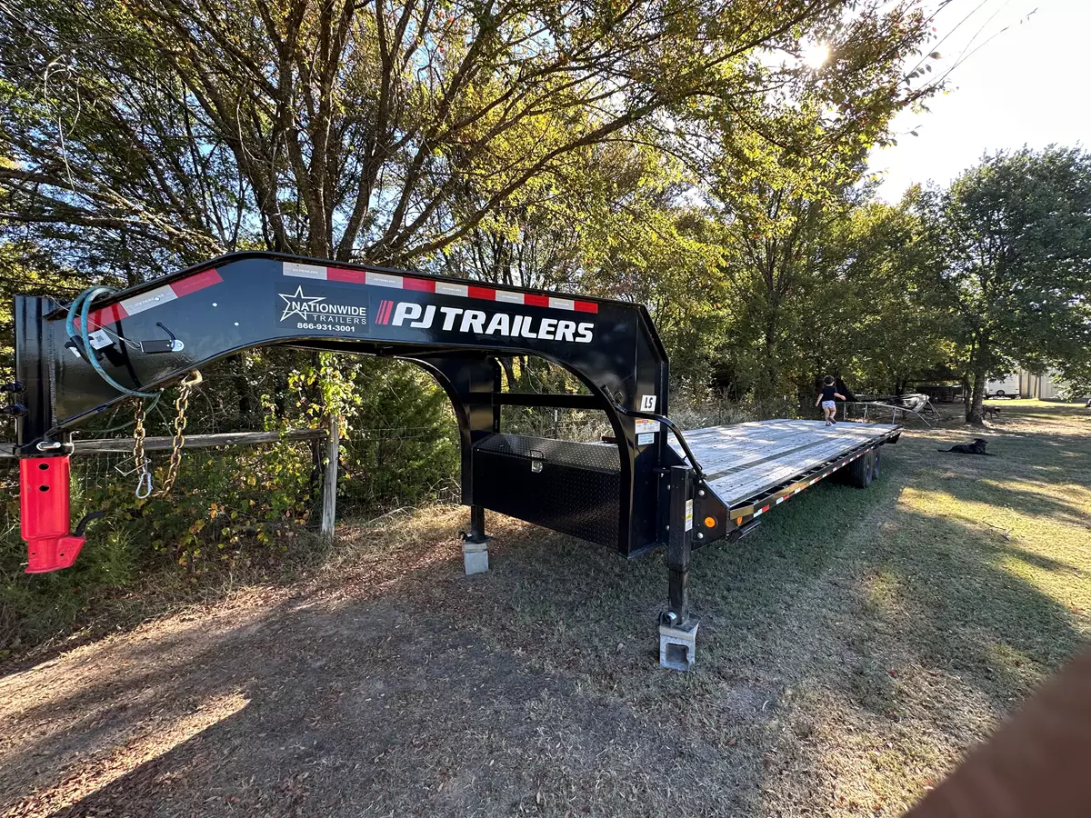32’ Gooseneck Flatbed Trailer with Ramps